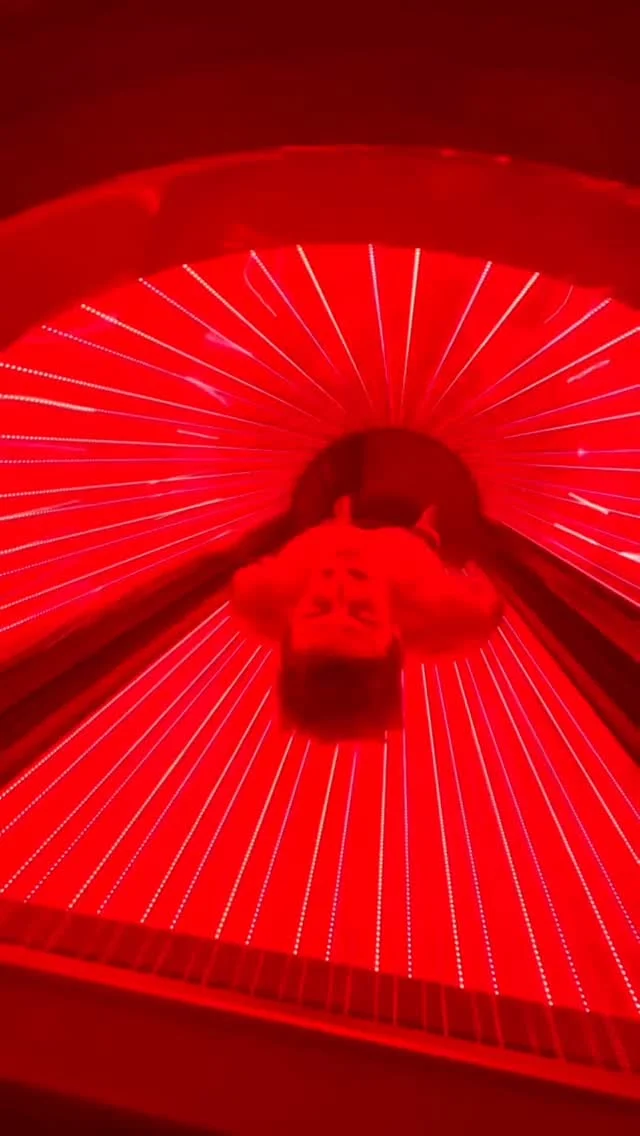 Two wavelengths. One powerful combo.

🔴 Red light (630–700nm) works on the surface. Think glowing skin, collagen, faster healing.

🟣 Near-infrared (800–1100nm) goes deeper. Muscles, joints, nerves. Less inflammation, more energy at a cellular level.

Same panel. Two different results.

Want to know more? Drop some questions in the comments